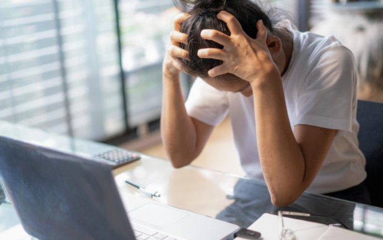現代男性因工作壓力導致性冷感的示意圖