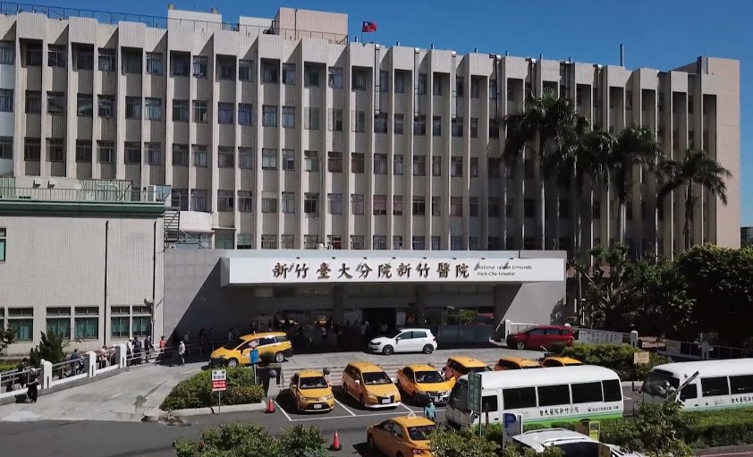 醫院泌尿科門診環境，醫師進行專業診斷