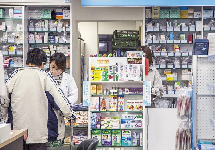 社群藥局內部，藥師正在為顧客提供用藥諮詢