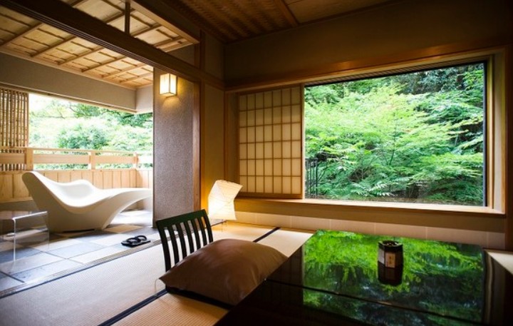 日本溫泉旅館內的浪漫氛圍，暖黃燈光與木質香氛