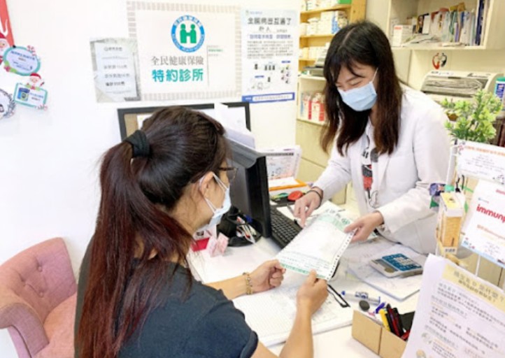醫師討論犀利士劑量調整方案